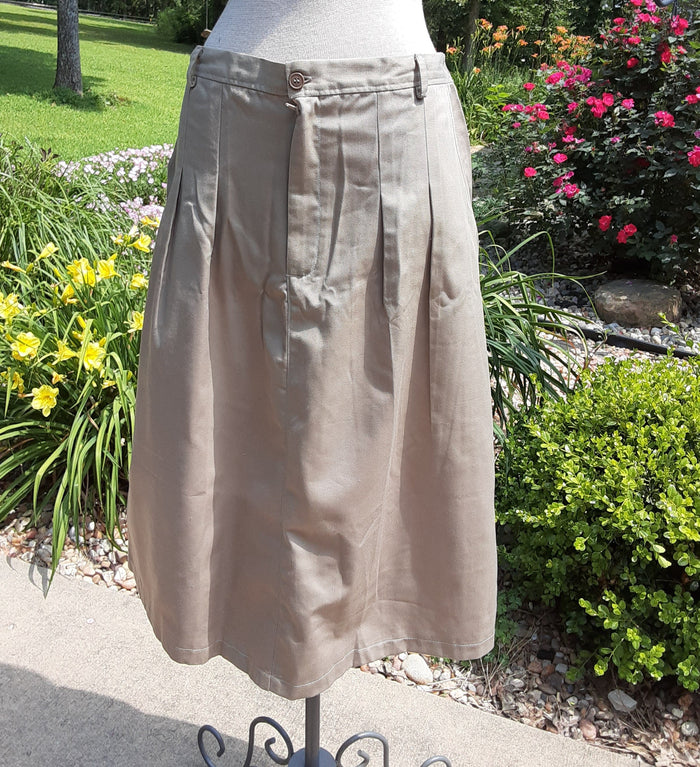 Front pleat skirt with front fly zipper. Khaki twill with pockets -XLarge